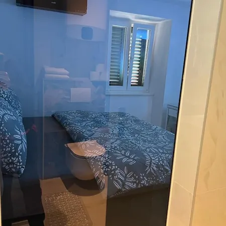 Madonna Luxury Split