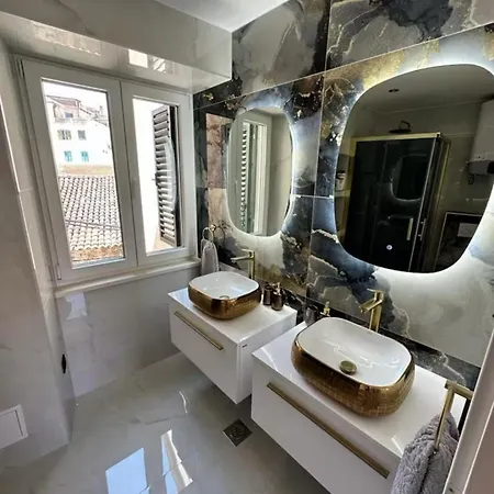 Madonna Luxury Split